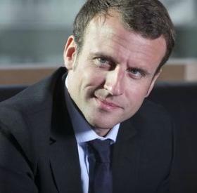 MANU MACRON, très CONQUÉRANT dans sa photo officielle de PRÉSIDENT