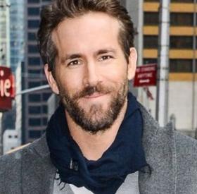 RYAN REYNOLDS nous MONTRE ses ABDOOOOS !
