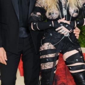 MADONNA les FESSES à l'AIR au MET GALA