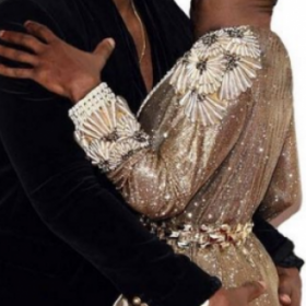 Kanye West embrassant... Kanye West, la main sur ses FESSES !