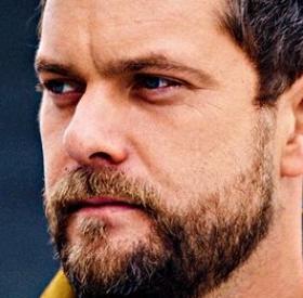 ALERTE : JOSHUA JACKSON EMBRASSE cette jolie BRUNE !