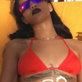 RIHANNA : sa COLLECTION de LUNETTES « LUNAIRES » pour DIOR