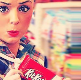 VICTIME d’un VOL de KIT KAT, la MARQUE de DEDOMMAGE d’une manière FOLLE
