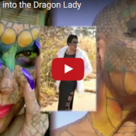 LES FOLIES DU WEB : cette FEMME fait TOUT pour RESSEMBLER à un SERPENT !