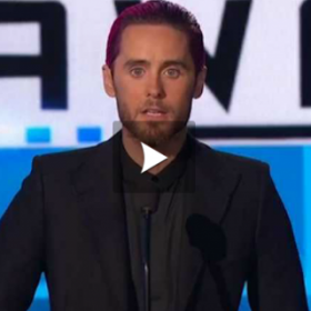 L'HOMMAGE touchant de JARED LETO aux victimes des attentats.