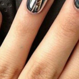 La tendance des ONGLES MIROIR ou comment votre manucure devient UTILE
