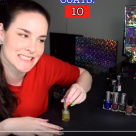 Cette BLOGUEUSE a mis 116 COUCHES de VERNIS sur ses ONGLES