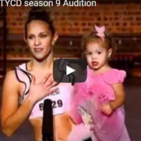 Cette petite fille de DEUX ans danse après la VICTOIRE de sa MÈRE