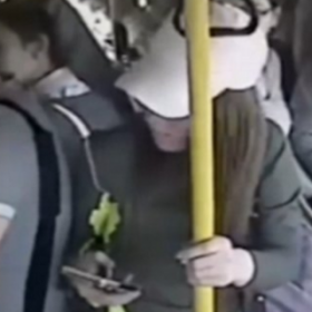 Un PERVERS dégagé d'un BUS par des FEMMES