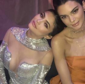 KENDALL JENNER a PERDU sa JAMBE !