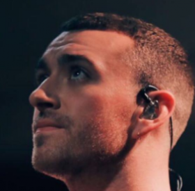 SAM SMITH roule une PELLE à cet ACTEUR de série !