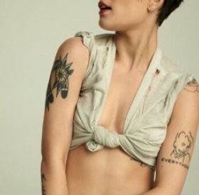 ENDOMÉTRIOSE : la photo SANS TABOU de cette CHANTEUSE