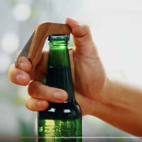 Ce DÉCAPSULEUR PRÉVIENT vos AMIS quand vous OUVREZ une BOUTEILLE