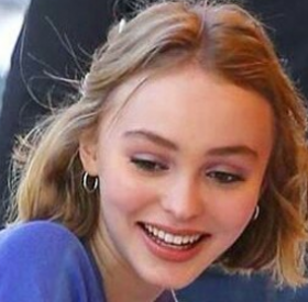 LILY-ROSE DEPP : à 18 ans, MÔMAN lui APPREND le VÉLO !