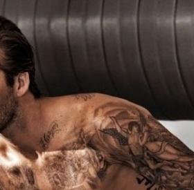 VIDÉO : DAVID BECKHAM montre ses TATOUAGES (TOUS ses tatouages… ) #Hiiiiiiiiiiiii