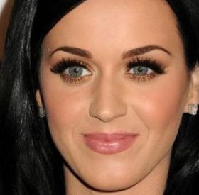 ''I KISSED A GIRL'' a en fait été écrite... pour cette CHANTEUSE MONDIALEMENT CONNUE