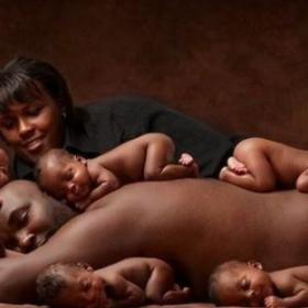 Une PHOTO de FAMILLE avec des SEXTUPLÉS REPRODUITE à L'IDENTIQUE 6 ANS PLUS TARD