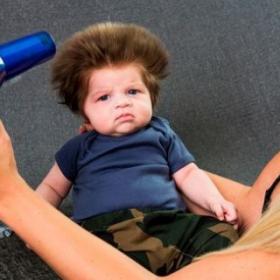 Vous avez déjà VU un BÉBÉ aussi CHEVELU ?!