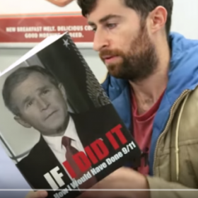 HILARANT : il LIT des LIVRES IMPROBABLES dans le MÉTRO