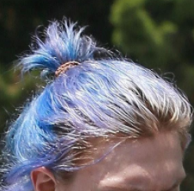 ALERTE ! Ce SEXY ACTEUR a maintenant les CHEVEUX BLEUS