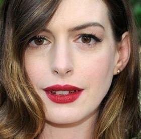 ALERTE : ANNE HATHAWAY nous PRÉSENTE son BÉBÉ !