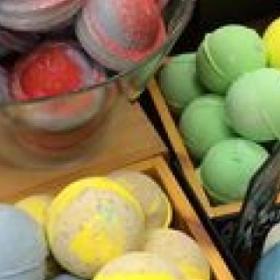 ALERTE ! Elle est devenue ROSE FLUO à cause d’une boule de bain !