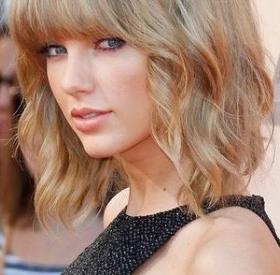 TAYLOR SWIFT a un NOUVEAU BOYFRIEND et vous ne DEVINEREZ JAMAIS qui c'est…