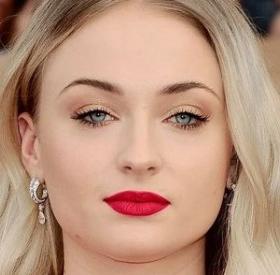 SOPHIE TURNER n'aime PAAAS du TOUT ces FANS de STRANGER THINGS