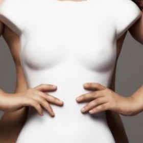 A LONDRES, les AFFICHES de PUBS avec des CORPS de FEMMES IRRÉALISTES INTERDITES