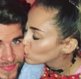 LIAM HEMSWORTH et MILEY CYRUS : BISOU ENFLAMMÉ pour le RÉVEILLON !