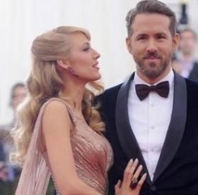 BLAKE LIVELY/RYAN REYNOLDS avec leurs FILLES sur le TAPIS ROUGE
