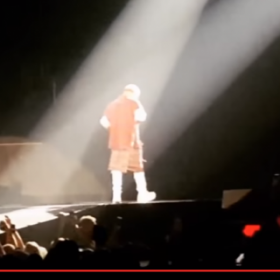 JUSTIN BIEBER TOMBE dans une TRAPPE en PLEIN CONCERT (et le BRUIT est ASSEZ DINGUE)