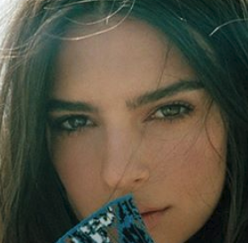 EMILY RATAJKOWSKI et ses PHOTOS de NUS : la TOP RIPOSTE violemment !
