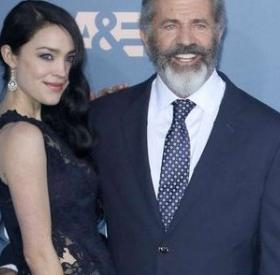 MEL GIBSON dévoile SON BÉBÉ sur TAPIS ROUGE !