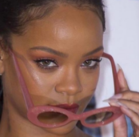 Les CHEVEUX de RIHANNA sont passés en mode SCHTROUMPF !