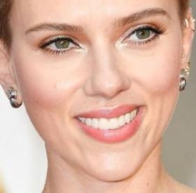 Le SOSIE FOU de SCARLETT JOHANSSON a 72 ANS !