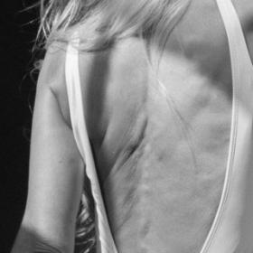 Cette TOP MODEL de 60 ANS est la STAR d'une CAMPAGNE pour des MAILLOTS de BAIN