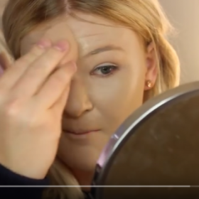 VIDÉO : elle se MET 100 COUCHES de FOND de TEINT sur le VISAGE !
