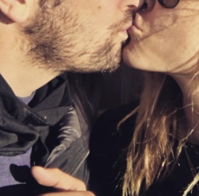 Cette STAR d'AMERICAN PIE va être à nouveau PAPA (et teste le MOUCHE-BÉBÉ avec sa FEMME) !