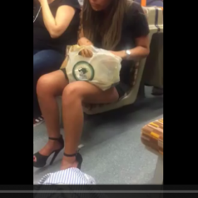 Elle DÉGAINE ses SPAGHETTIS dans le MÉTRO et les MANGE (presque) sereinement