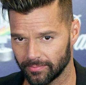 RICKY MARTIN toutes FESSES dehors pour cette SÉRIE !