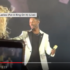 Il demande en MARIAGE la DANSEUSE de BEYONCE en plein CONCERT !