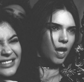 KENDALL JENNER : entre TÉTONS APPARENTS et BAISER SULFUREUX