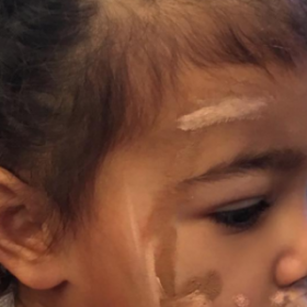 À 2 ANS, la fille de KIM KARDASHIAN s'essaie au CONTOURING