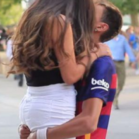 Il roule des TRACTOPELLES dans la RUE grâce à sa ressemblance avec le footballer NEYMAR