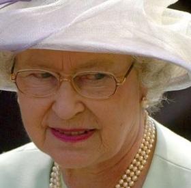 ELIZABETH II : révélations sur ses DESSOUS ! #Shocking