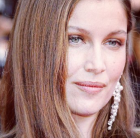 La PETITE SŒUR de LAETITIA CASTA va bientôt la DÉTRÔNER ?!