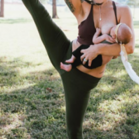 PHOTOS : elle ALLAITE son BÉBÉ en FAISANT du YOGA