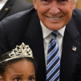 DONALD TRUMP et la PETITE FILLE TERRIFIÉE : la PHOTO !