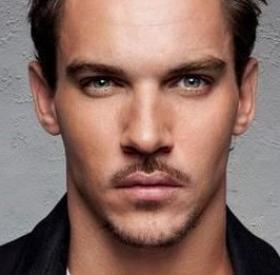 JONATHAN RHYS-MEYERS dévoile la PREMIÈRE PHOTO de son BÉBÉ !